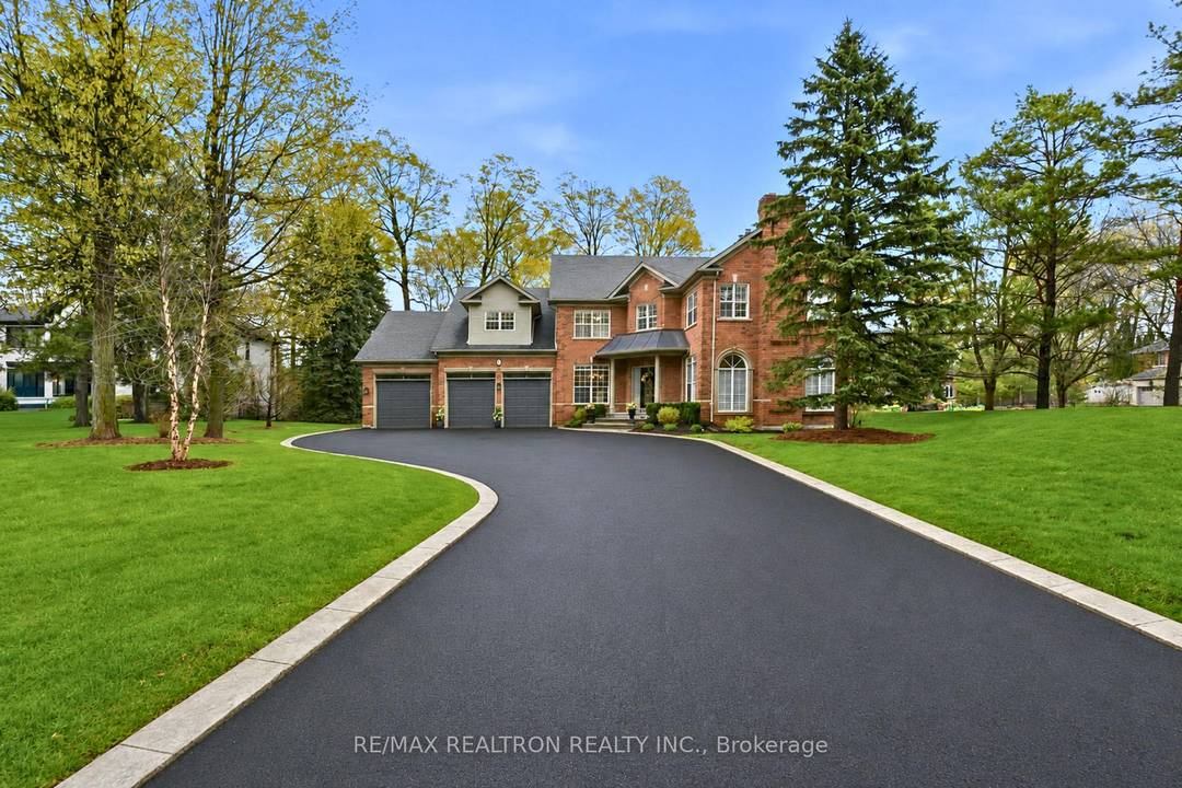 Welcome to 4 Lenarthur Court, an extraordinary custom built executive estate located on one of Aurora's most prestigious and sought after courts in the exclusive Hills of St.