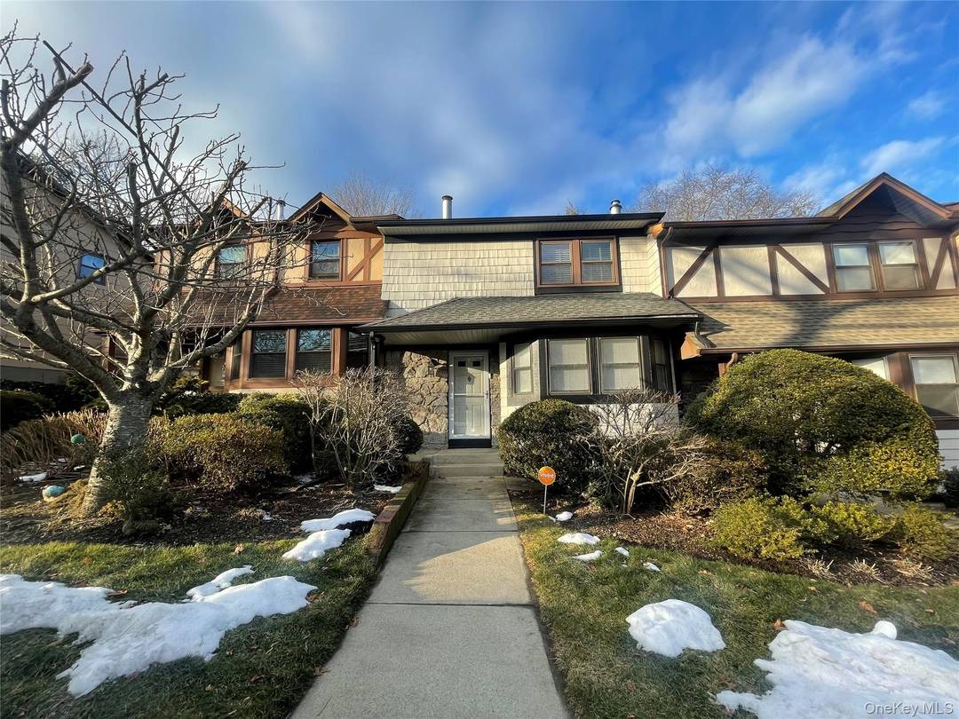 Bright and inviting 2 3 bedroom condo with FULL FINISHED BASEMENT in desirable Woodbury, ideally located near highways, shops, and restaurants and zoned for Award winning Syosset schools.