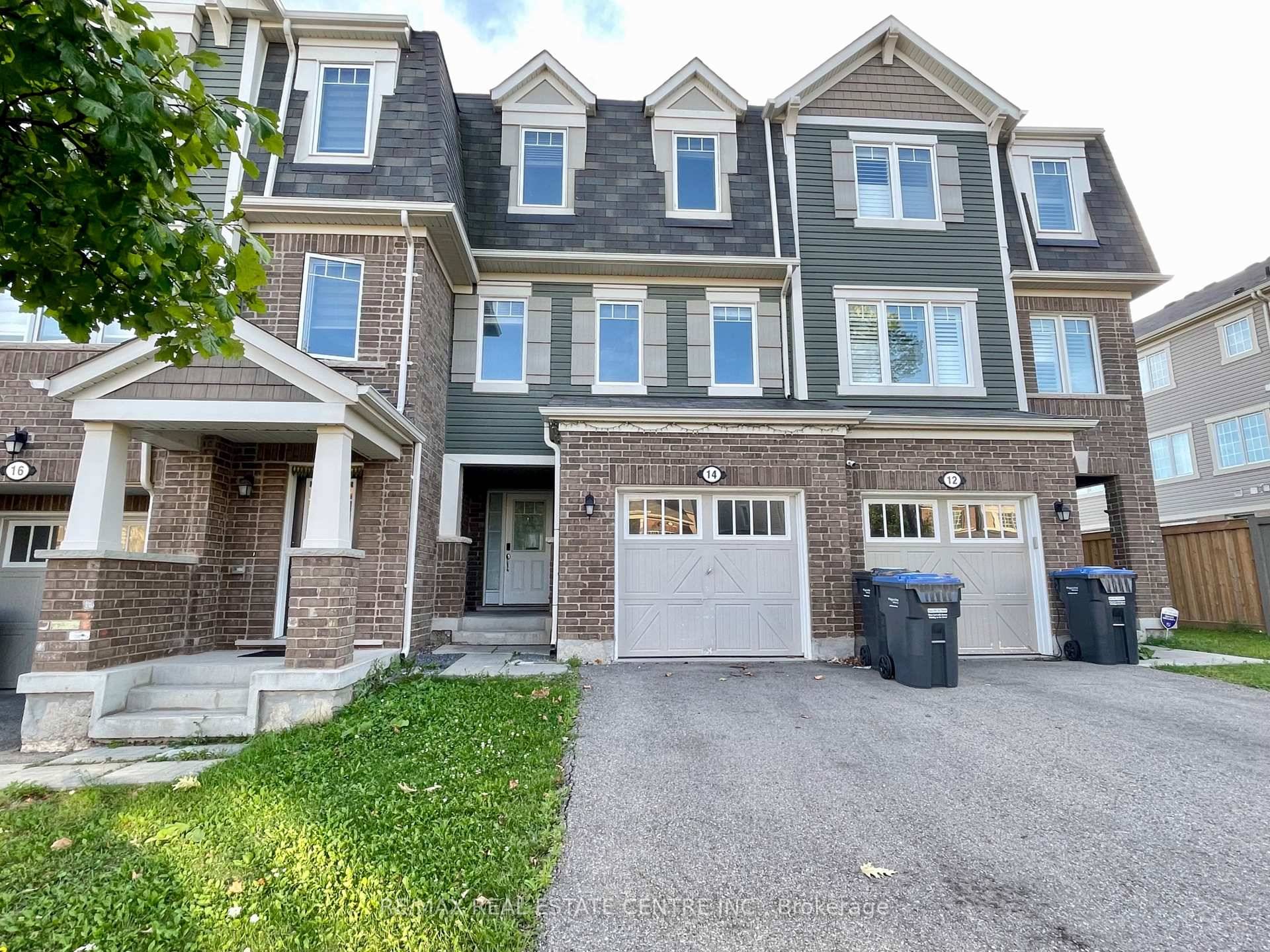 Elegant amp ; Spacious 3 Bedrooms, 3 Bathrooms, 3 PARKINGS, Freehold Townhouse !