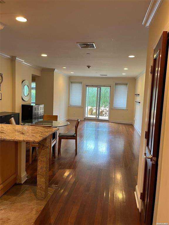 Luxury Condo Living in a mid rise building conveniently located in the heart of Great Neck, in close proximity to LIRR, shopping, dining and its business district ; It features ...
