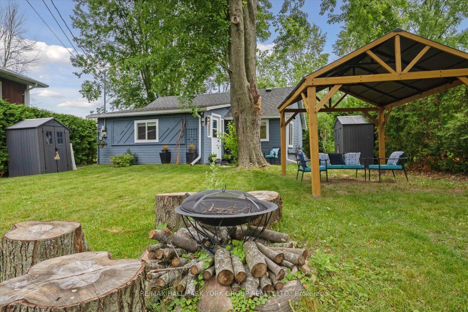 This Stunning, Fully Updated 3 bedroom Retreat in McRae Beach is the Cottage chic Getaway You've Been Dreaming of and It's Just a Short Stroll to Lake Simcoe !