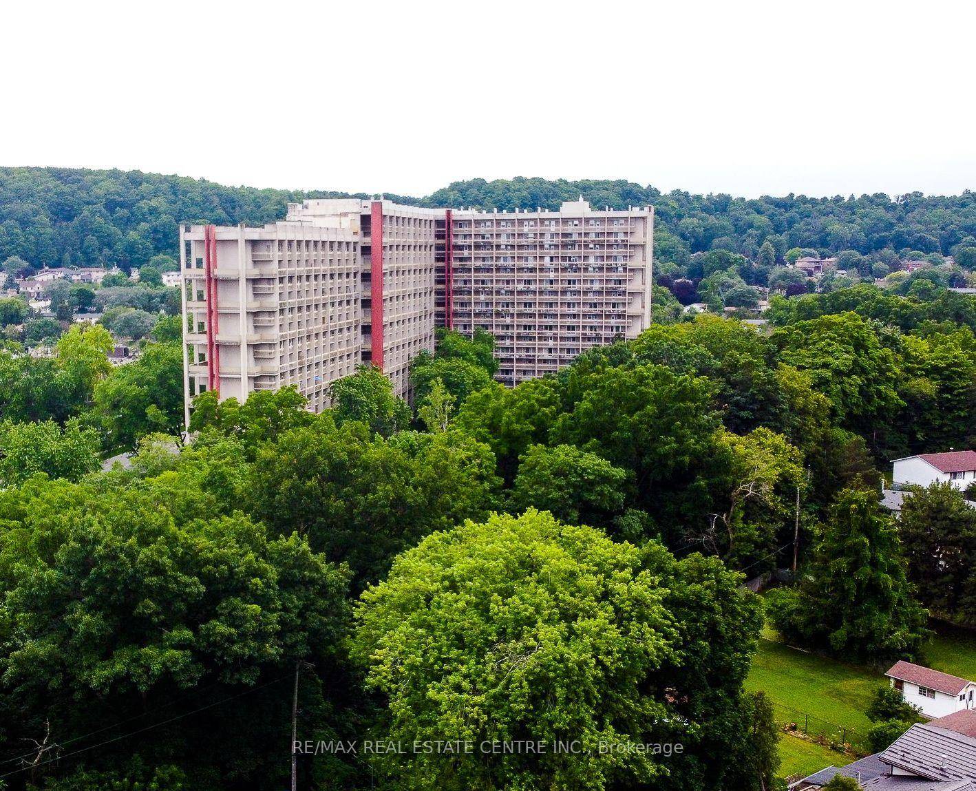 Over 1, 000 sq ft of very spacious living in this comfortable ground level, 2 storey unit featuring 3 bedrooms and exceptional convenience with walk in and walk out access, ...