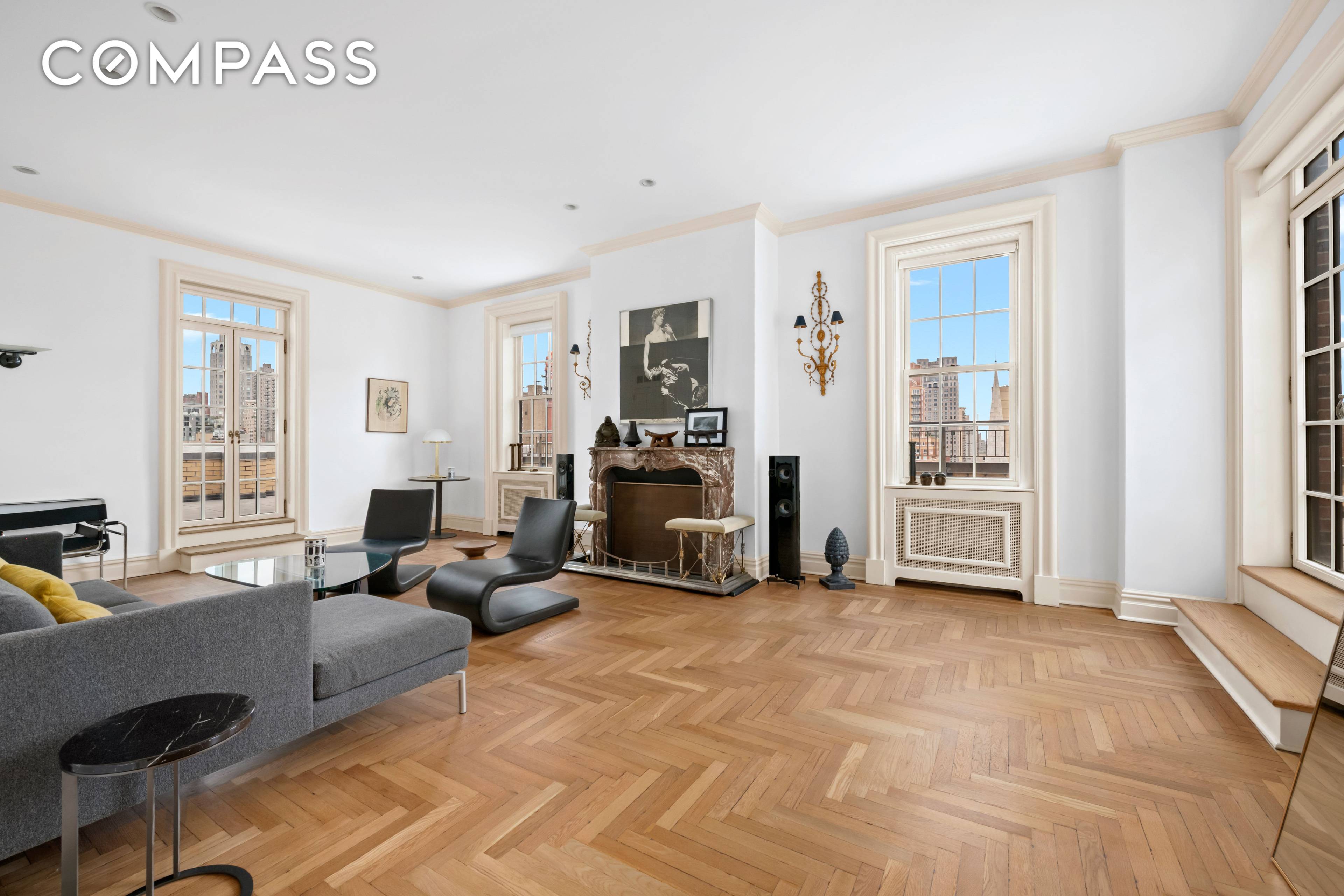 A Penthouse Above It All Elegant and exceptionally rare, this grand scale five room penthouse crowns one of Park Avenue s most distinguished pre war cooperatives, 911 Park.