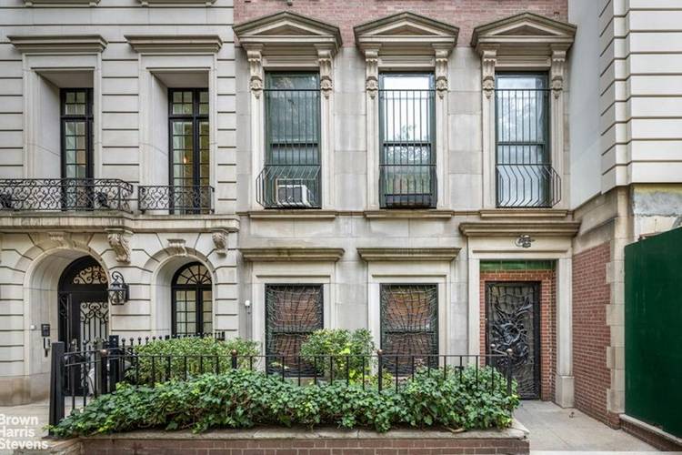 Beautiful 20 foot wide townhome nestled between Madison and Park Avenues.