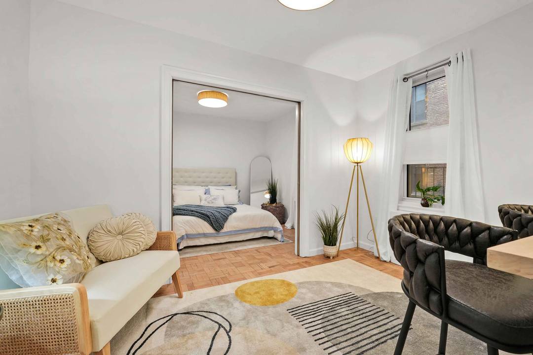 Pied a terre Allowed ! Move in Ready Beautifully Renovated Studio in Prime Brooklyn Heights !