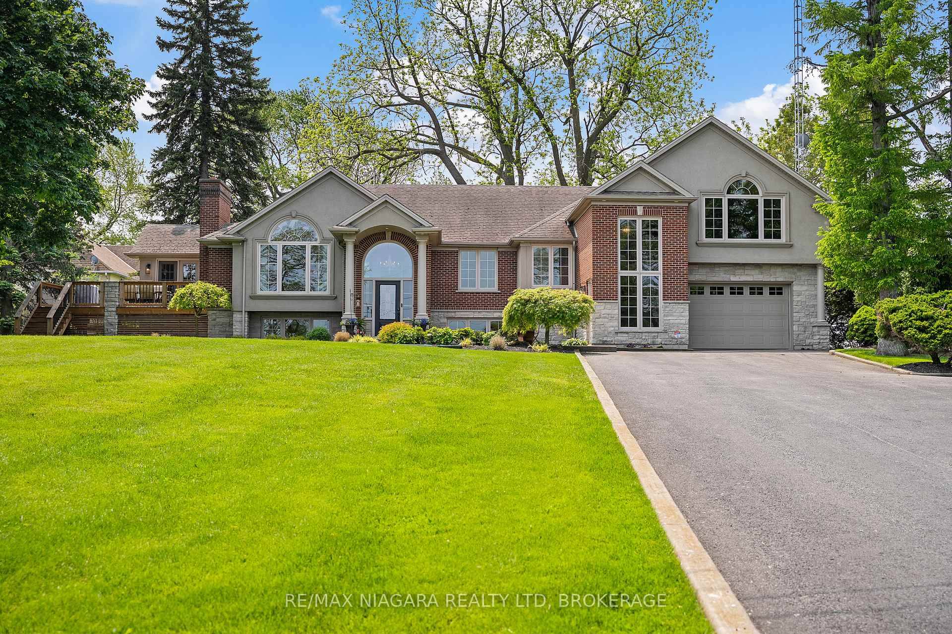 Discover your own slice of paradise with this thoughtfully designed 6 bedroom, 3 bathroom home that offers the ideal blend of luxury, comfort, and functionality.
