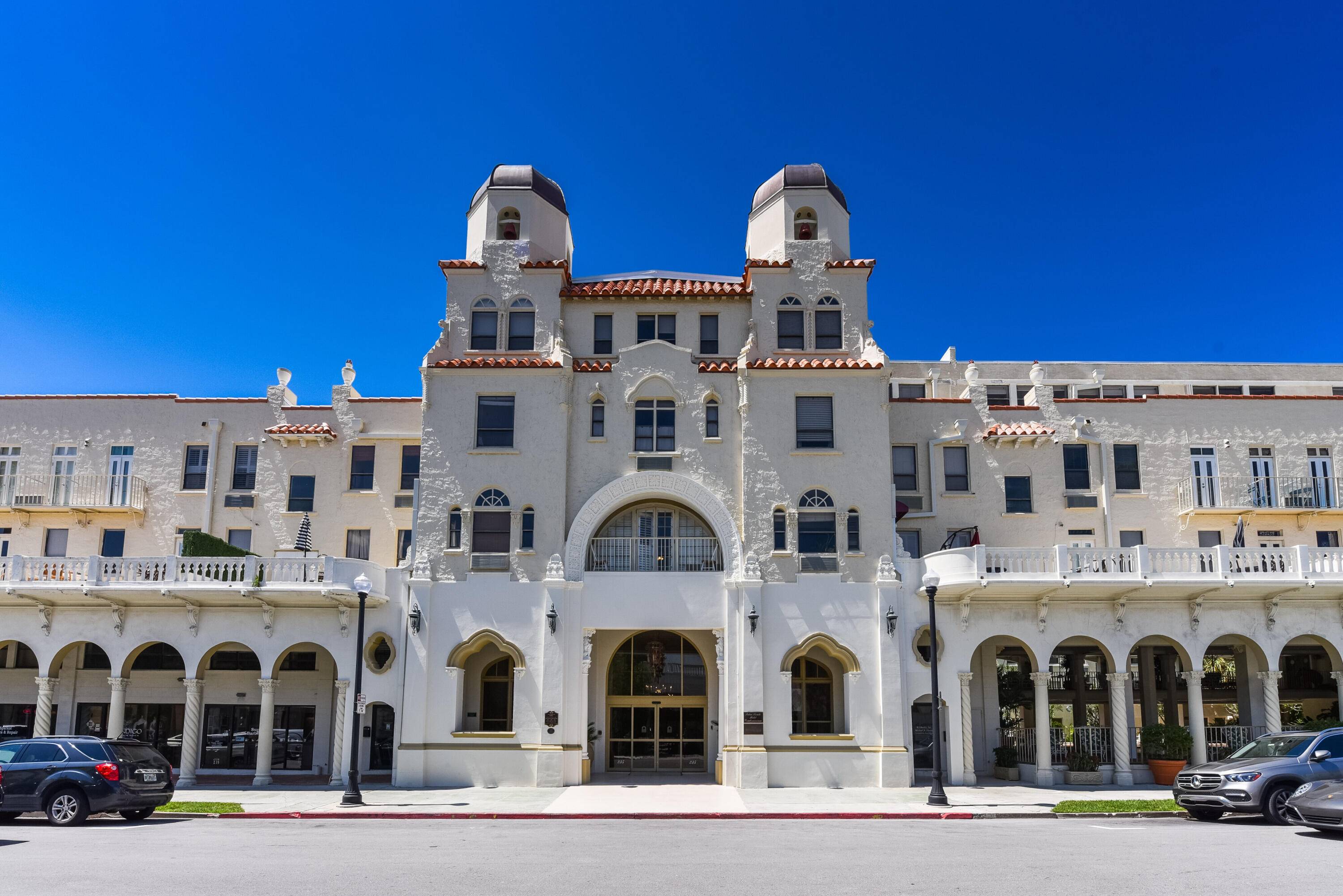 WONDERFULLY DECORATED TWO BEDROOM TWO BATH APARTMENT IN THE MIDDLE OF PALM BEACH, VALET PARKING, PUBLIX SUPERMARKET ACROSS THE STREET, EIGHT RESTAURANTS NEARBY SHORT WALK TO THE BEACH, MANY RETAIL ...