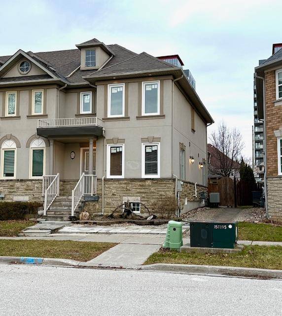 Great Location ; Yonge 16th, Big Lot size 23.
