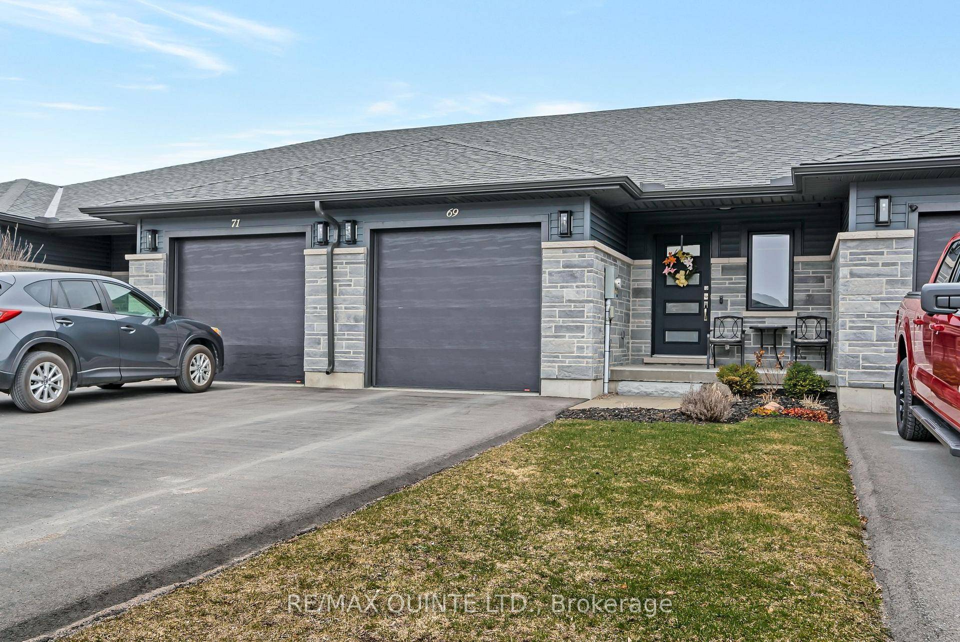 Welcome to this beautifully maintained 2 bedroom plus den, 3 bathroom bungalow townhome in Belleville's desirable Potter's Creek neighbourhood.