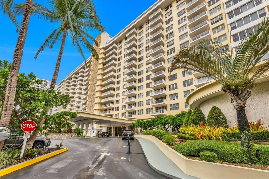Splendid 5600 Condo 2bed 2bath 17th flr unit is immaculate with open balcony view of Collins Ave amp ; partial ocean views.