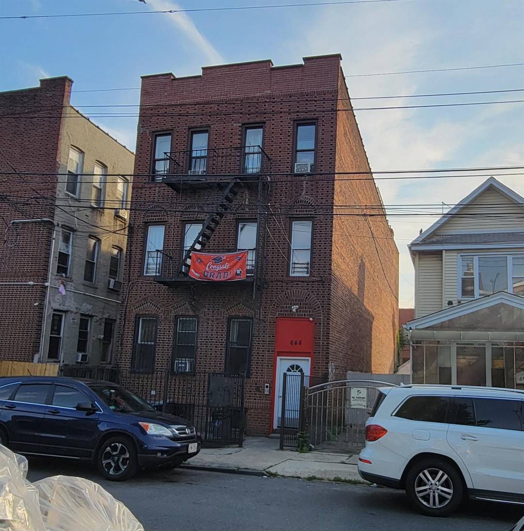 DETACHED BIG BEAUTIFUL 6 FAMILY BUILDING 5 OCCUPIED APARTMENTS, FAMILY OWNED BUILDING.