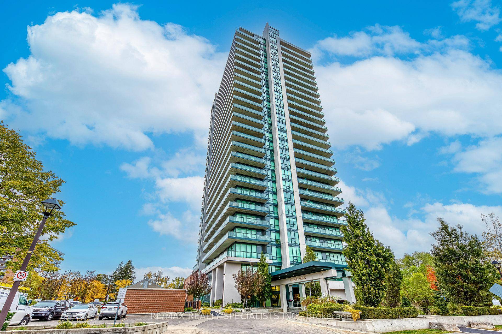Located in Downtown Brampton, this bright, spacious 1 1 bed and 1 bath condo features 9 ft smooth ceilings, crown moulding, granite kitchen counters, and a large balcony with an ...
