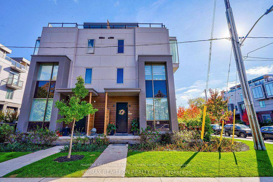 A Luxurious 3 YEARS built End Corner Unit Townhome in Upscale Bayview Village Community, Sun Drenched home 4 Bedroom amp ; 3 Washrooms, 10 Ft Ceiling On Main Floor, 9 ...