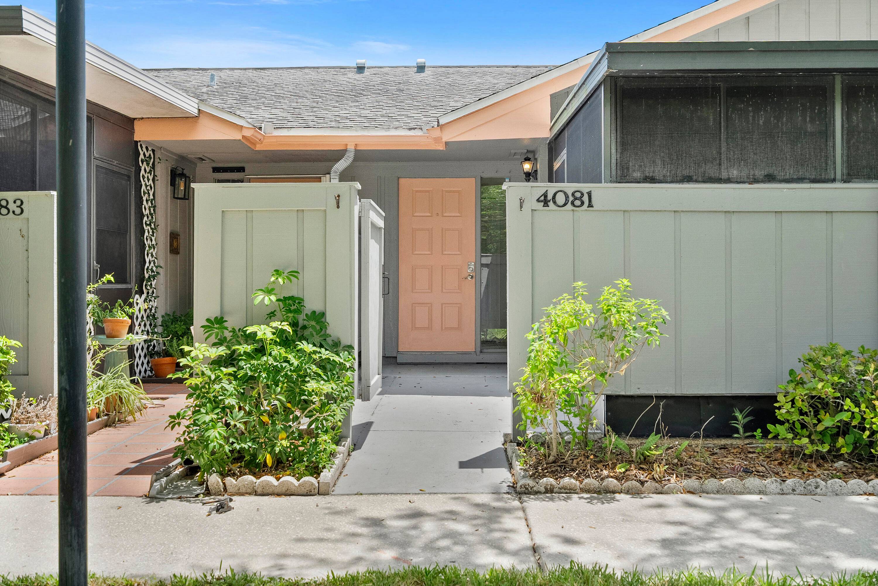 This charming and peaceful single story villa is located in the heart of Jensen Beach.
