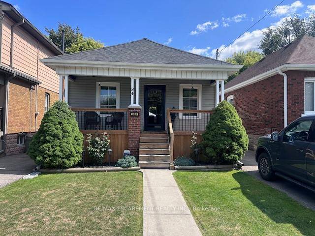 Beautiful Barons Absolutely perfect in and out, pride of ownership evident in this 2 1 bedroom, 1 bath, home.
