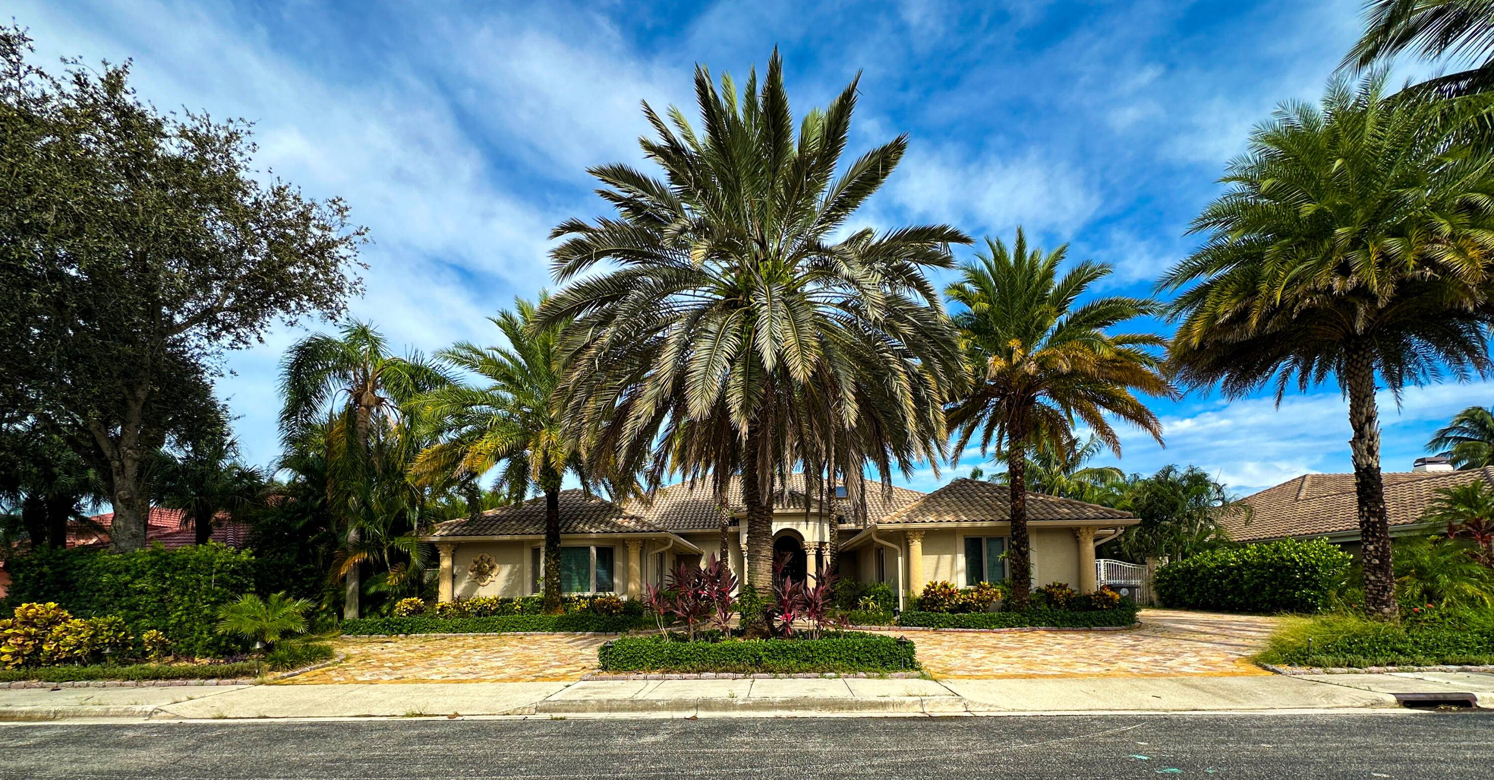 Hidden gem in West Palm Beach, on the golf course and close to everything.