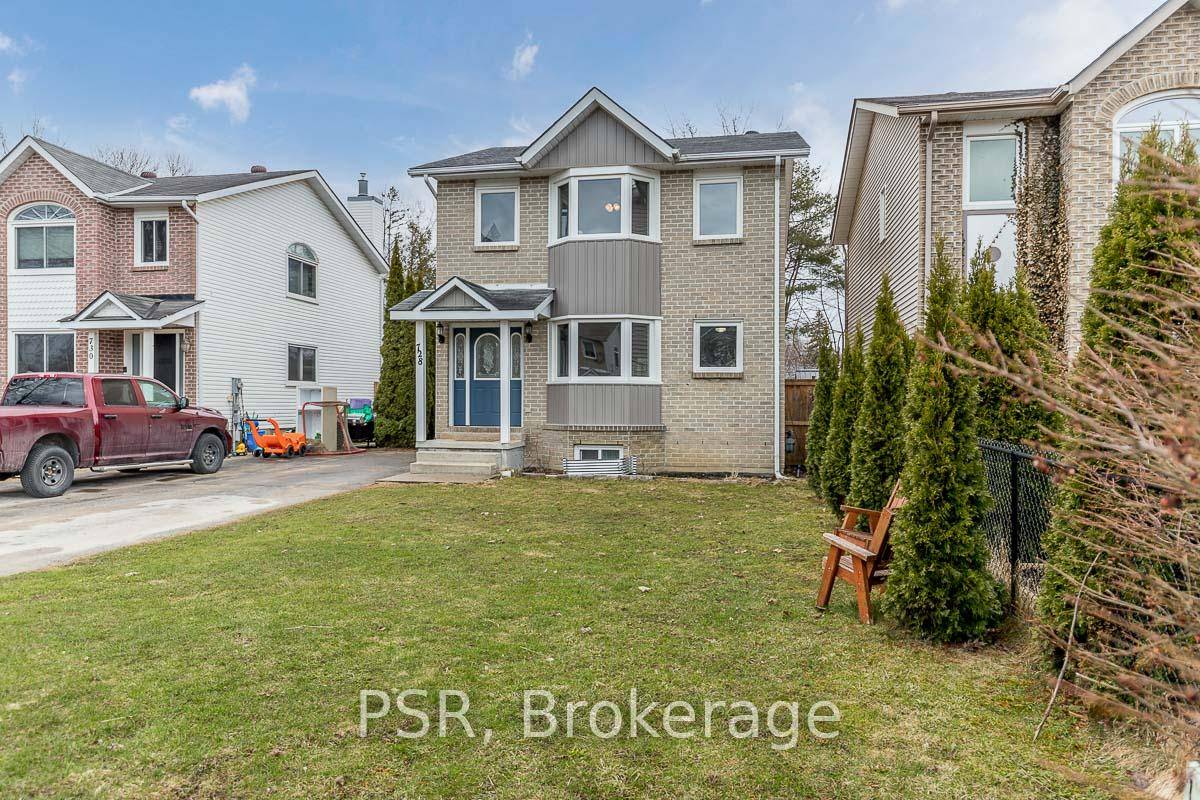 ANNUAL RENTAL AVAILABLE. This is your chance to lease this 3 1 bedroom detached home on a quiet cul de sac in the center of Collingwood.