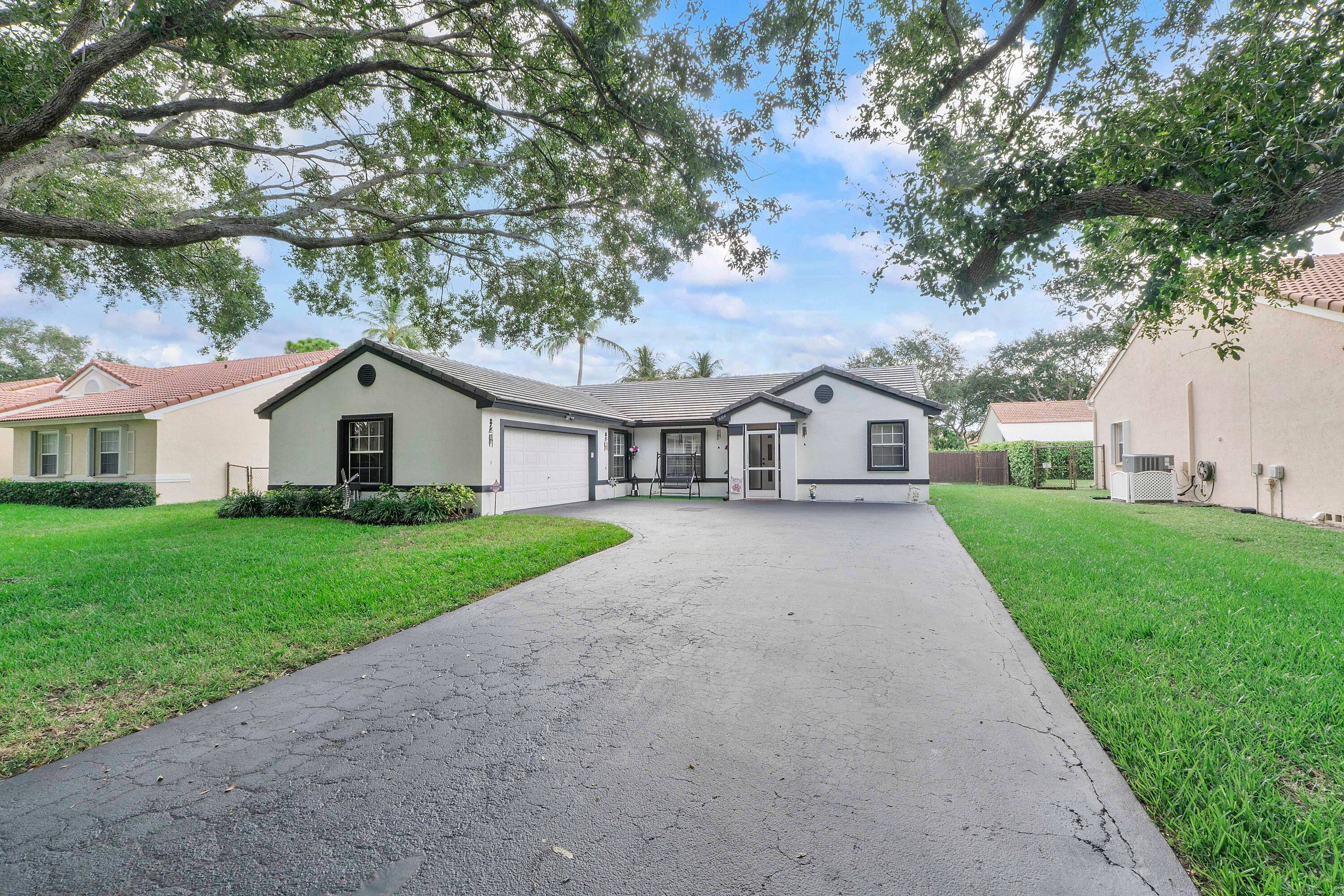 Impeccably Maintained Home in Sunrise Estates Winston ParkThis move in ready home has been meticulously cared for, featuring a split floor plan and soaring cathedral ceilings.