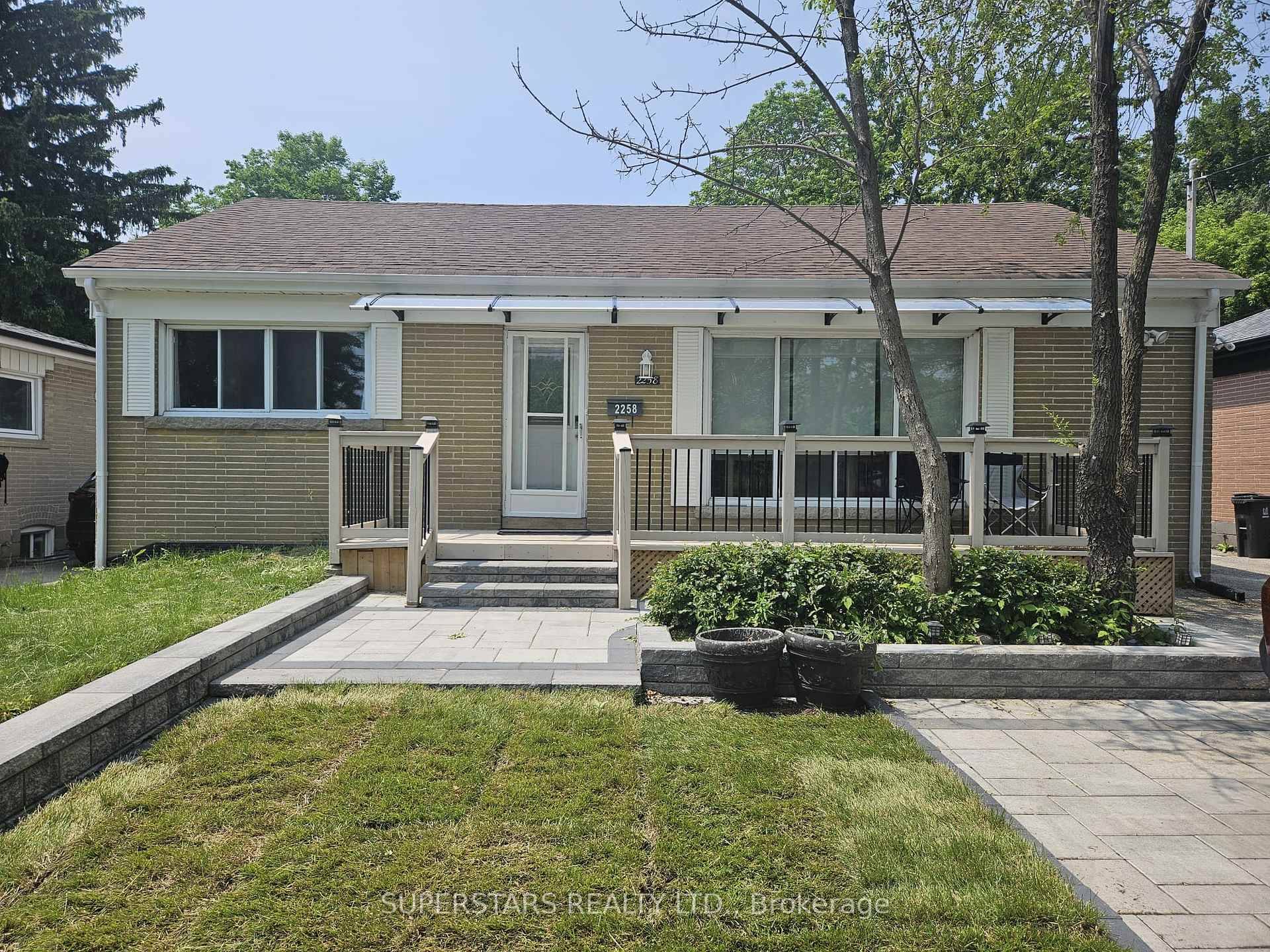 In the heart of Agincourt, is a spacious and well renovated 2 bedroom 1 bathroom basement apartment perfect for single families Includes a den perfect for use as a home ...