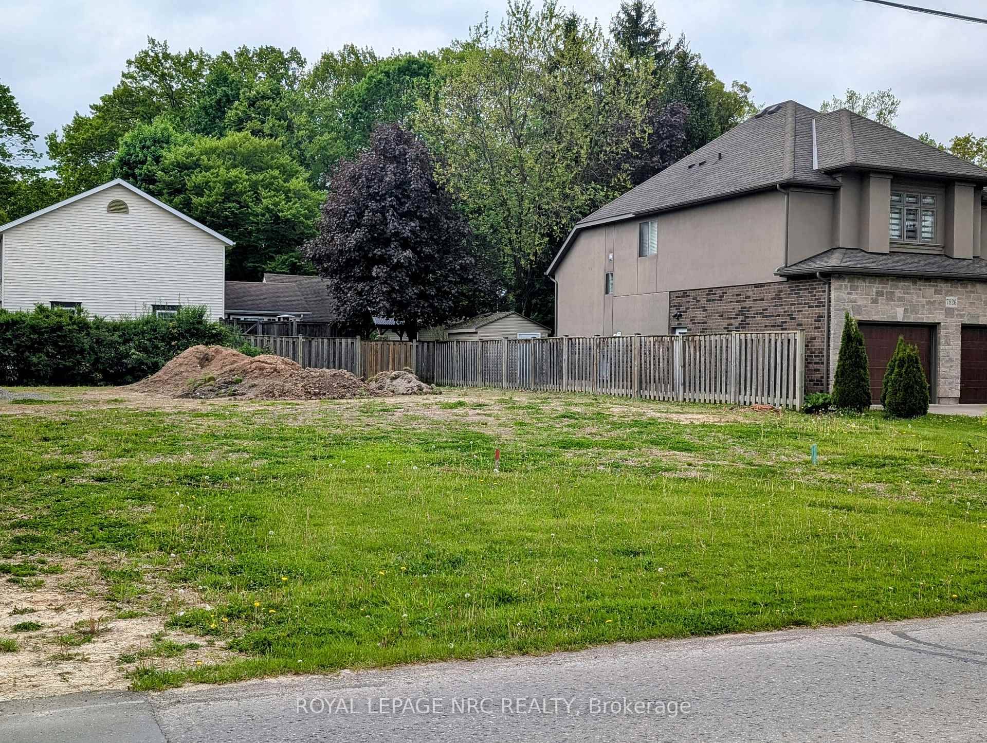 Vacant Residential Lot 40 x 111 Prime Location in Mature Niagara Falls Neighbourhood Rare opportunity to build your dream home in a well established and sought after area of Niagara ...