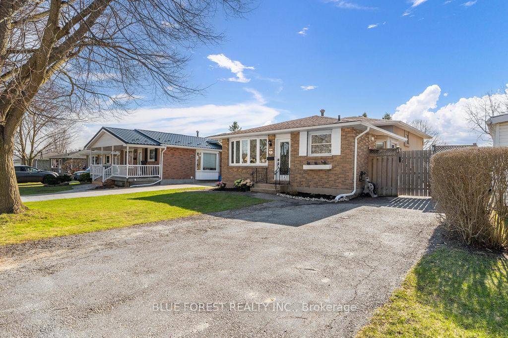 Rare investment opportunity to purchase a VACANT 3 3 Legal Duplex !