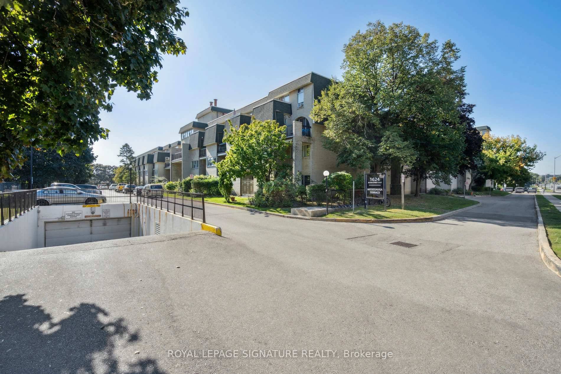 Welcome home to this bright and spacious 2 storey 1260 sq ft condo townhouse in the highly sought after Applewood neighbourhood.