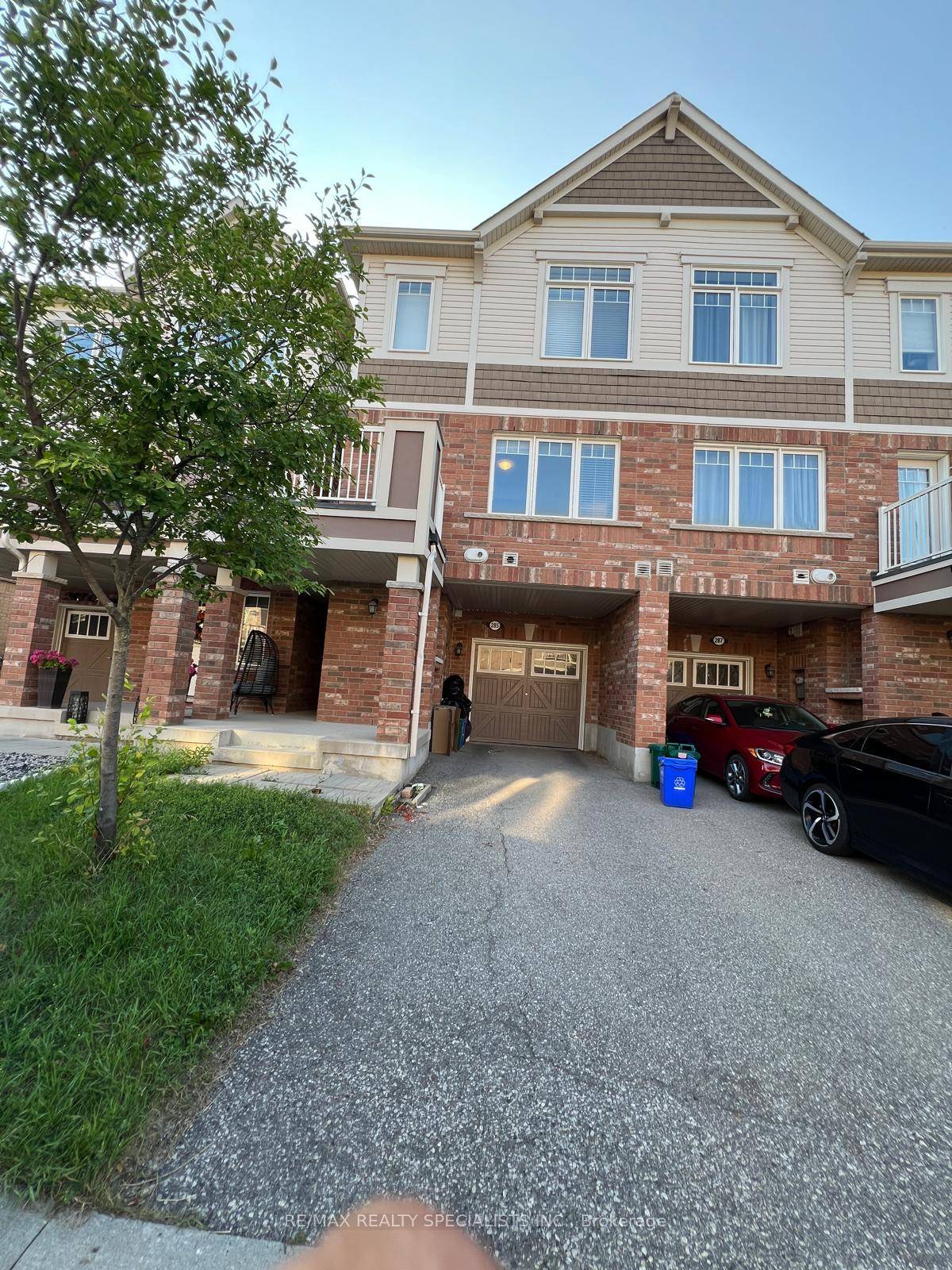 Beautiful Townhouse in Well Established Ford Area, 3 Bedrooms and 3 Baths, Main Area Flex Room, Garage Door Entry.