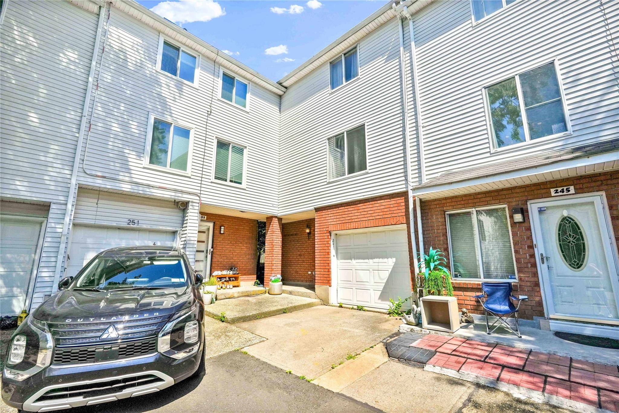 Welcome to Aspen Knolls Estates a premier townhome community in Arden Heights on Staten Island s desirable South Shore.