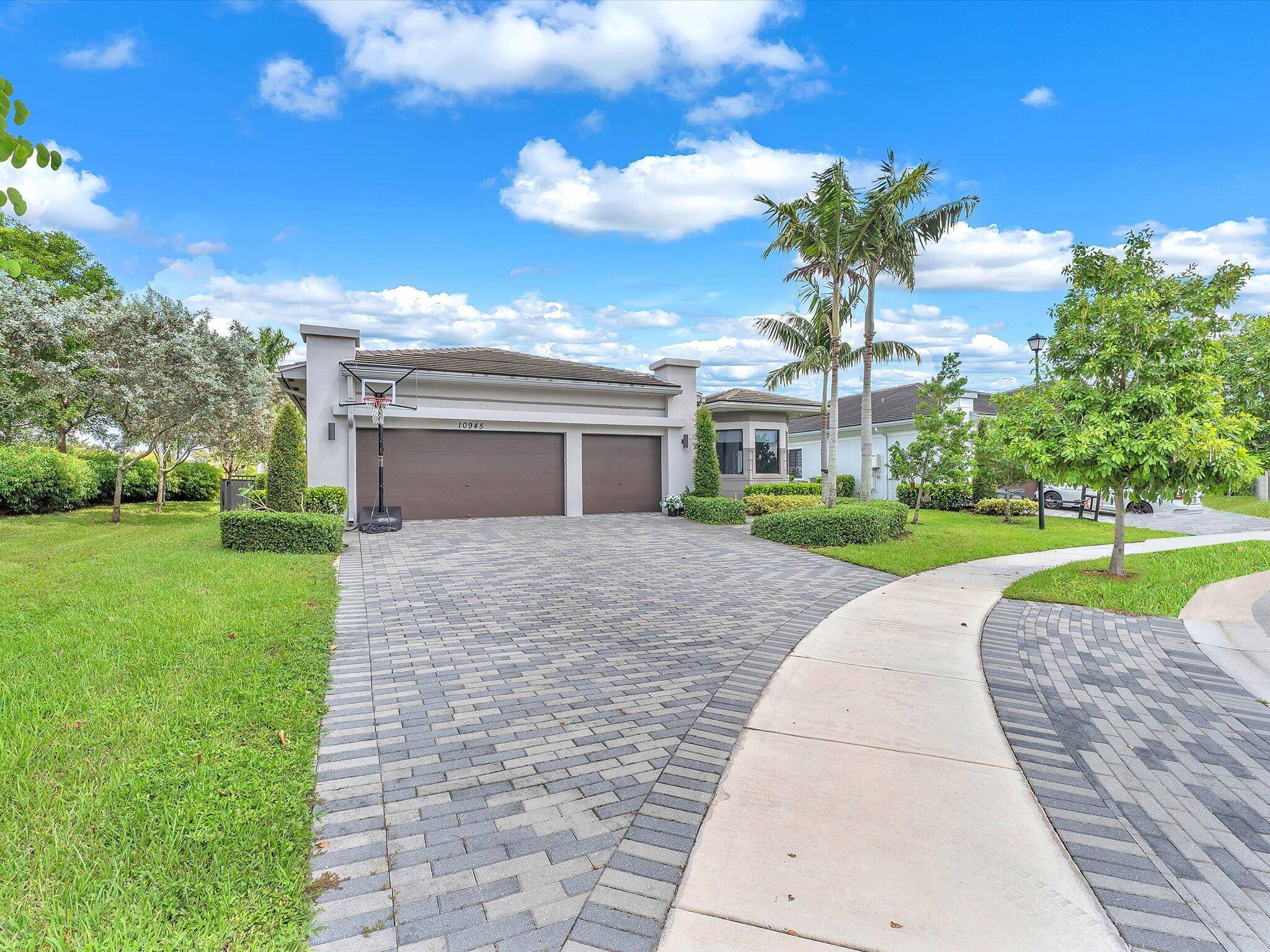 This beautifully maintained Barron model is perfectly positioned on an oversized premium cul de sac lot in the gated community of Cascata at MiraLago.