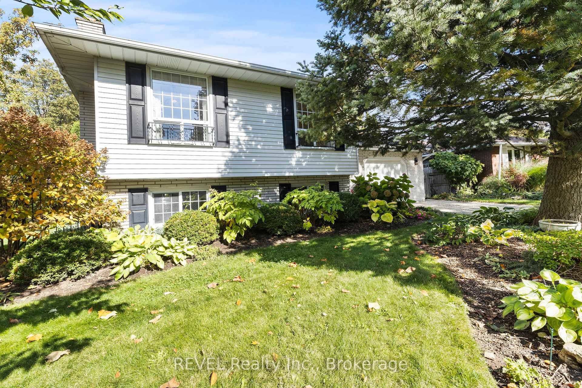 North End Raised Bungalow Steps to Sunset Beach !