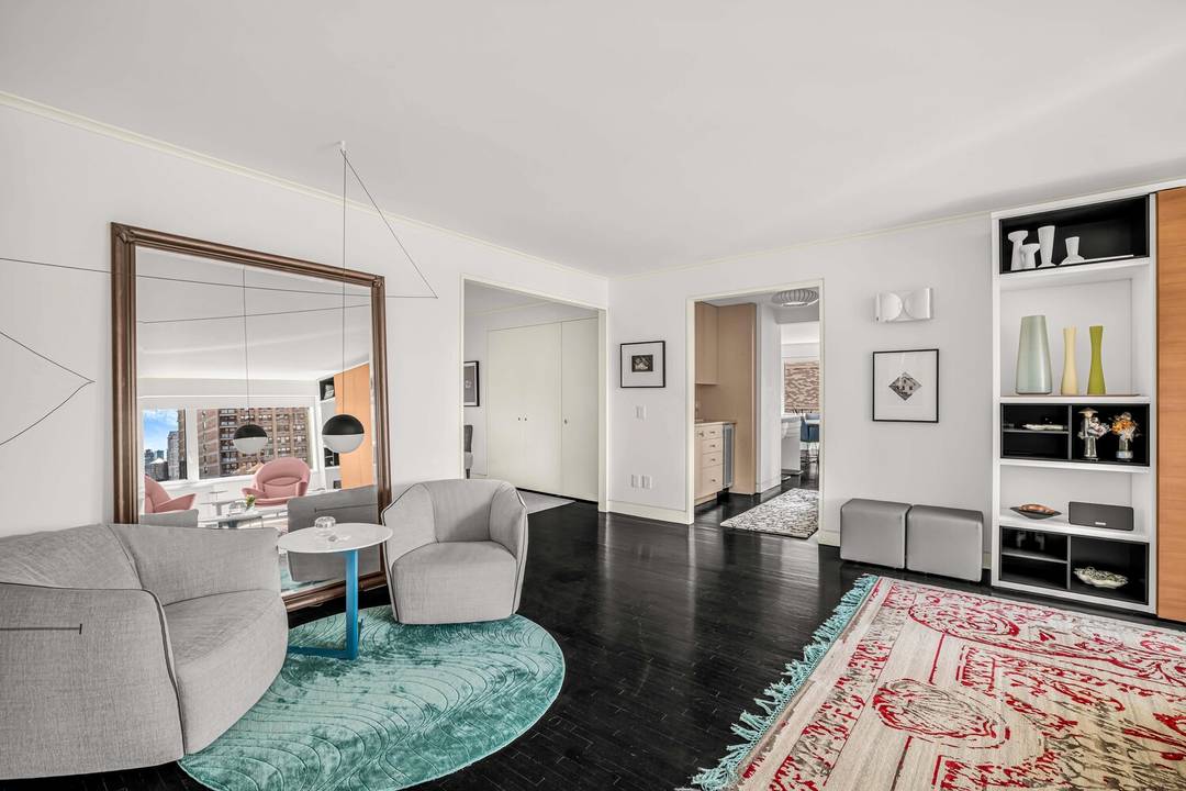 Expansive, Renovated 4 Bedroom, 4 bathroom, Corner Apartment in the Heart of the Upper East Side Welcome to this beautifully gut renovated four bedroom, four bath corner residence, offering an ...