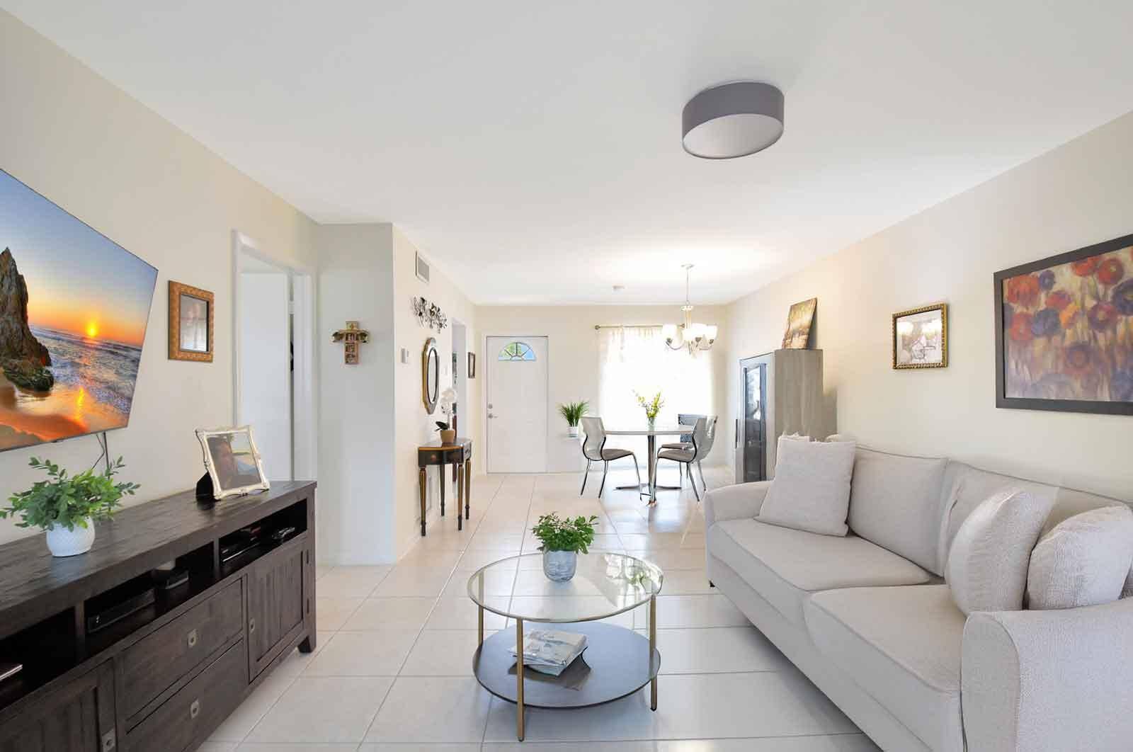 Move in ready, SUPER 1 1 condo w bright light exposure.
