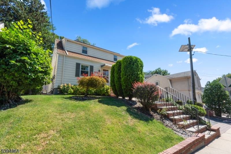 Don ? t miss this spacious and well maintained legal 3 bedroom single family home, offering flexibility, comfort, and great outdoor living ?