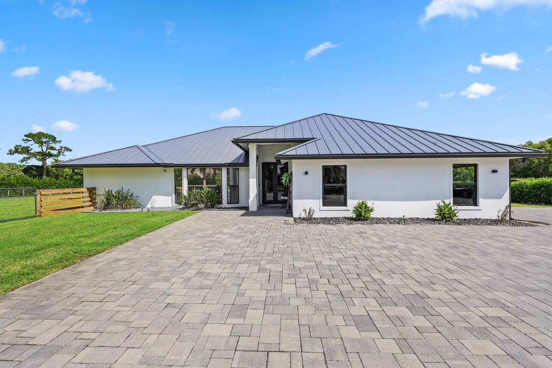 Welcome to your equestrian paradise in the prestigious community of Caloosa.