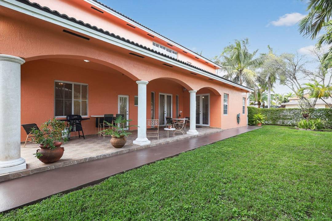 Exquisite Miami Lakes Estate 16613 NW 77th Path Experience the pinnacle of South Florida living in this stunning 5 bedroom, 3 bathroom residence, perfectly situated on a lushly landscaped corner ...