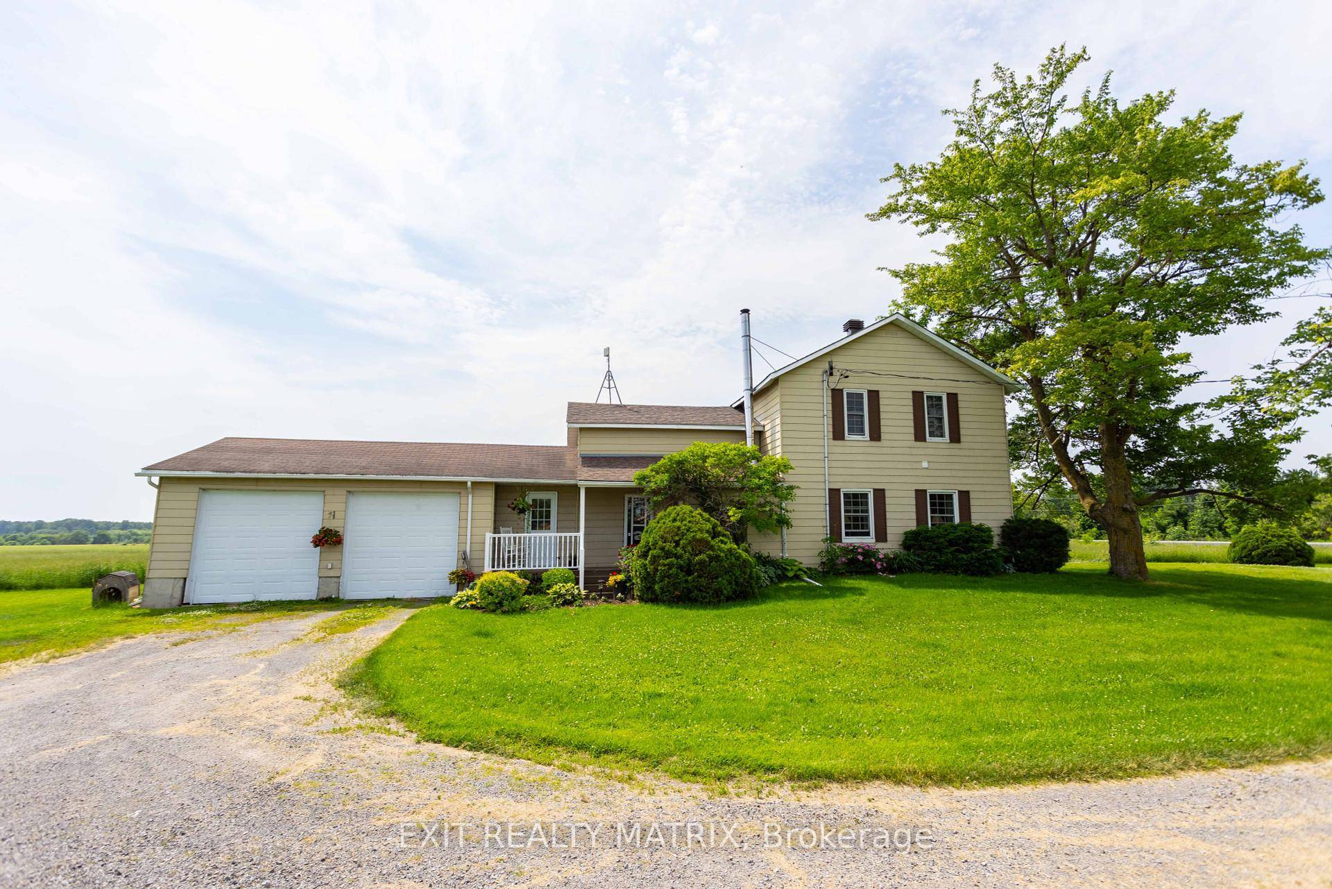 The ideal rural lifestyle on this 7 acre hobby farm is just minutes from Russell amp ; Embrun.