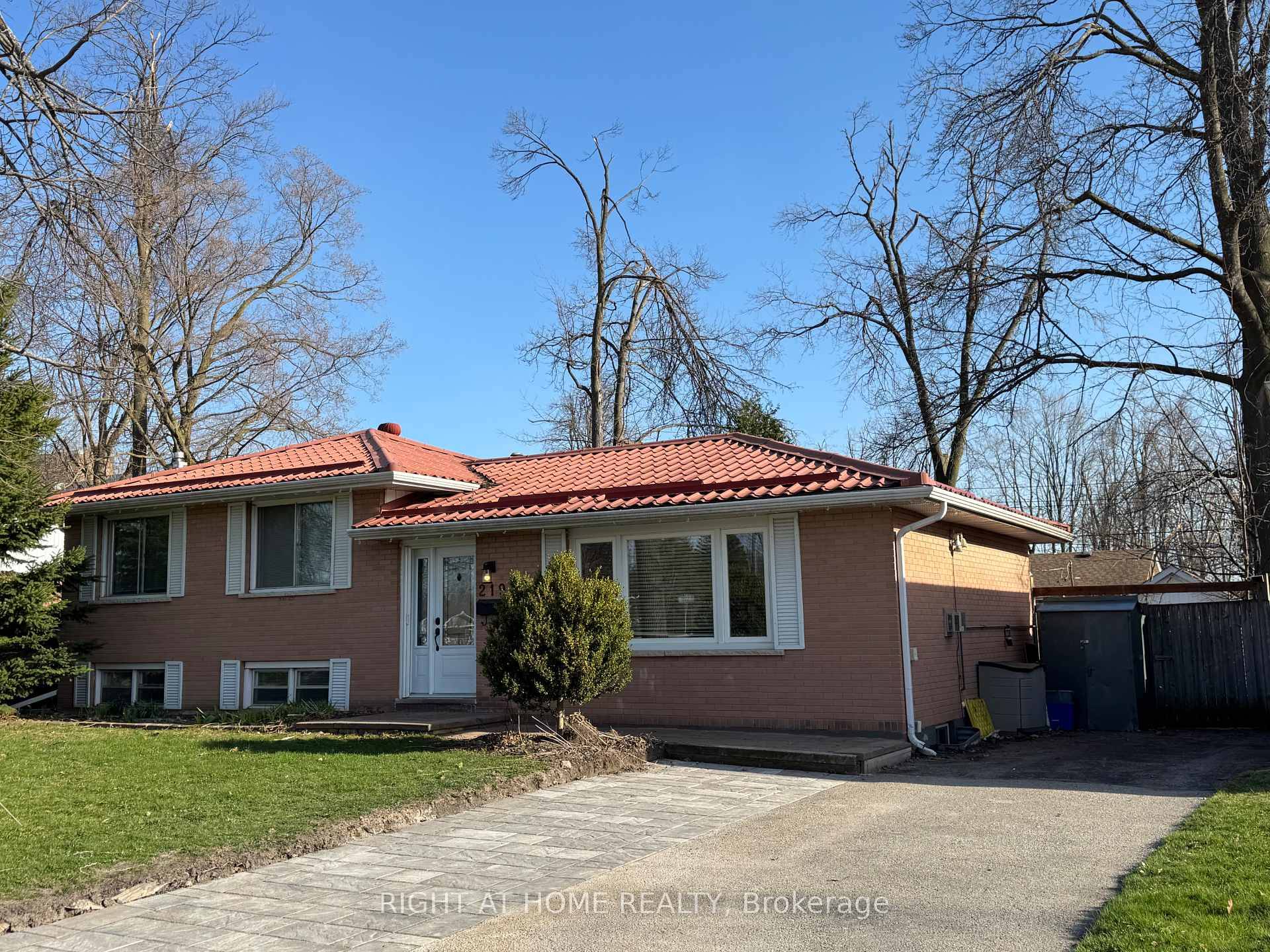 Beautiful, cozy home ! The main floor of this 3 bedroom house in Barrie offers a bright, spacious, and well maintained living area that stands out right away.