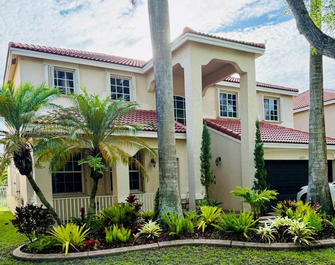 Spectacular Lakefront Home in the Exclusive Weston Savanna Community !