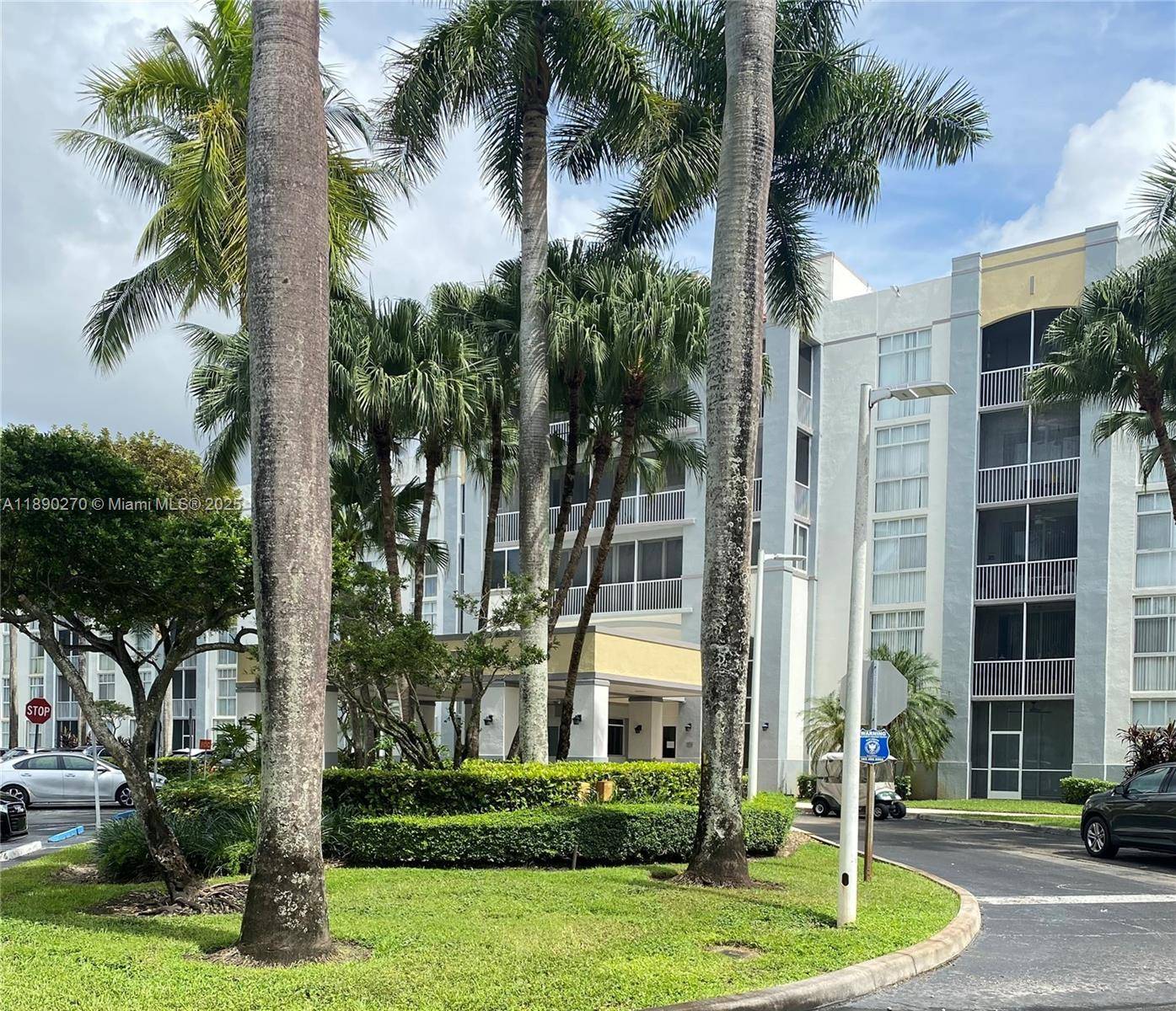 Beautiful Penthouse with amazing views, enjoy sunsets from your largest balcony in the complex Residents will also have access to magnificent Doral Park !