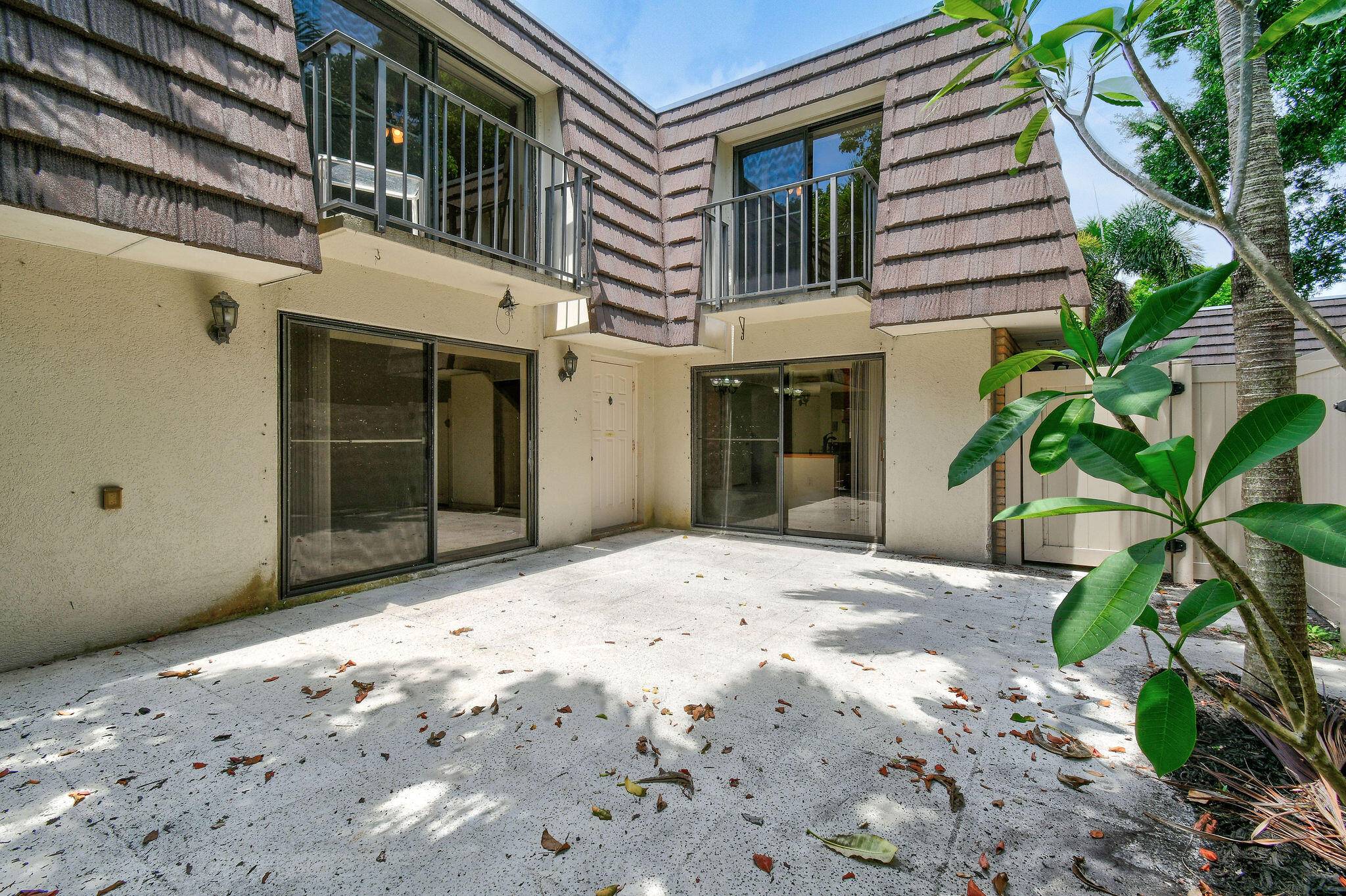 Discover this 2 bed, 2. 5 bath townhome in West Palm Beach's scenic community.