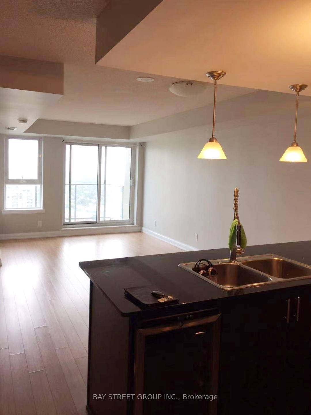 Bright And Spacious 1 1 Unit With Unobstructed South Facing Views Of The City And Lake, Overlooking A Lush Treescape.