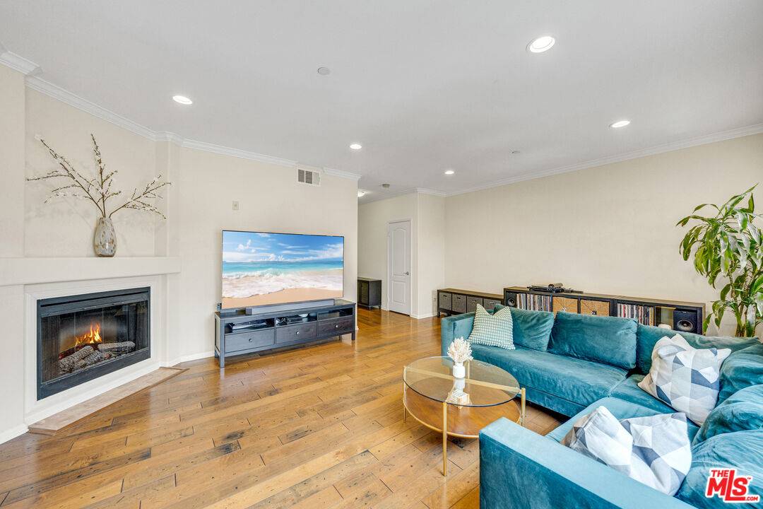 3401  S Bentley Ave 2BR La