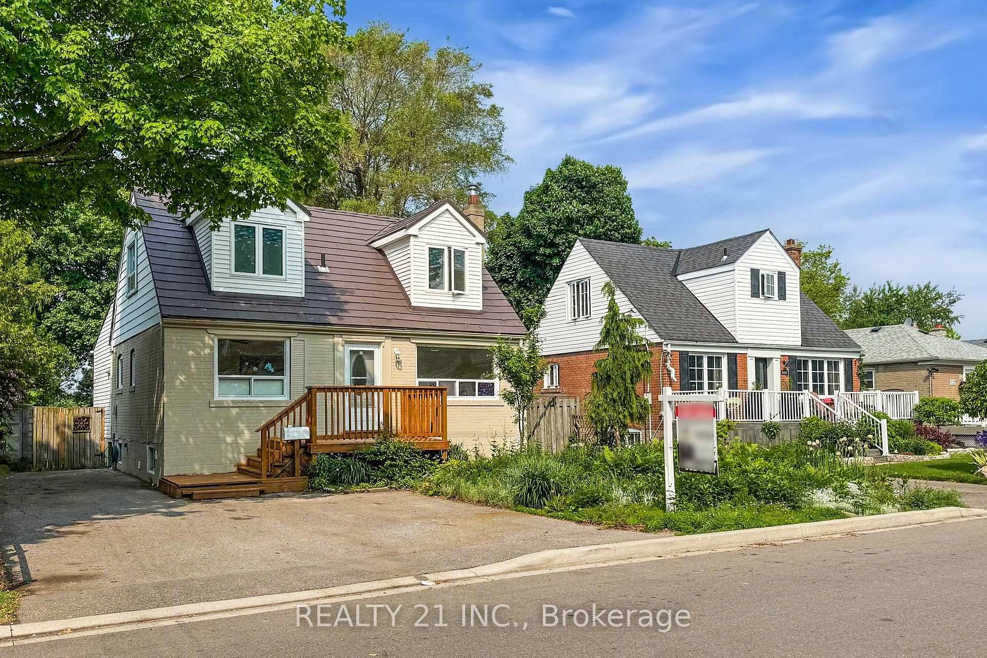 This spacious 3 2 Bedrooms 3 washrooms home is a hidden gem in the Cliffside Village community.
