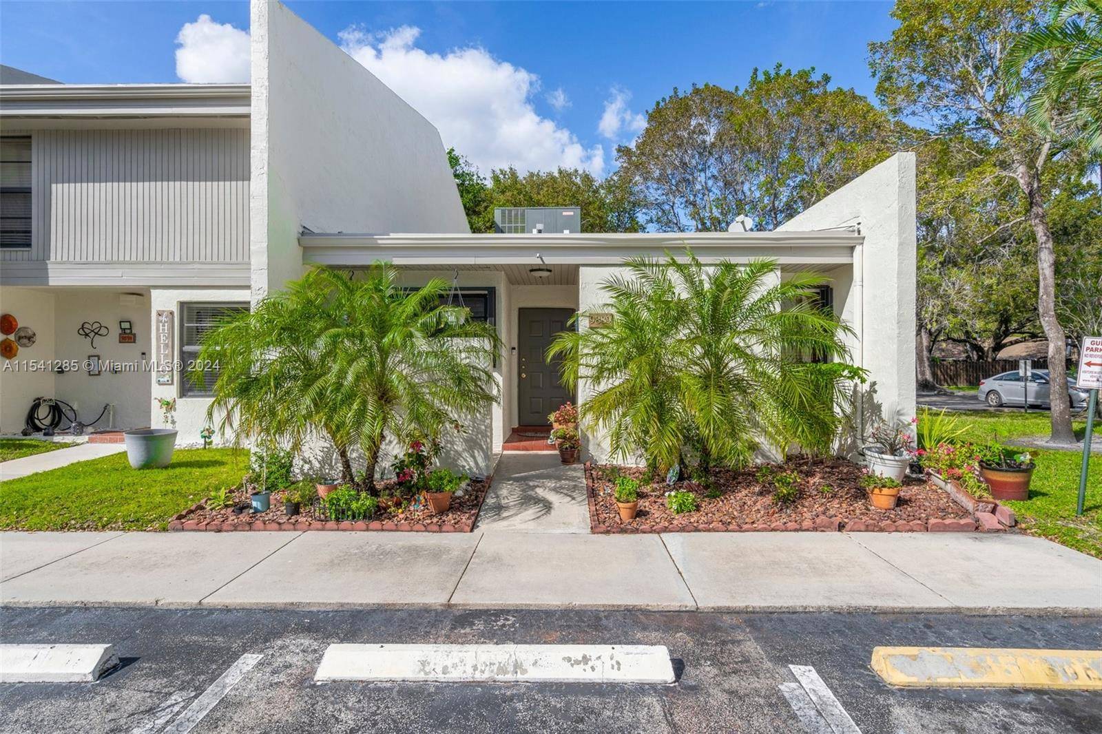 This 2 bedroom, 2 bath corner condo villa in an all age community is in an excellent location with a beautiful lake close by and nestled among lush trees in ...