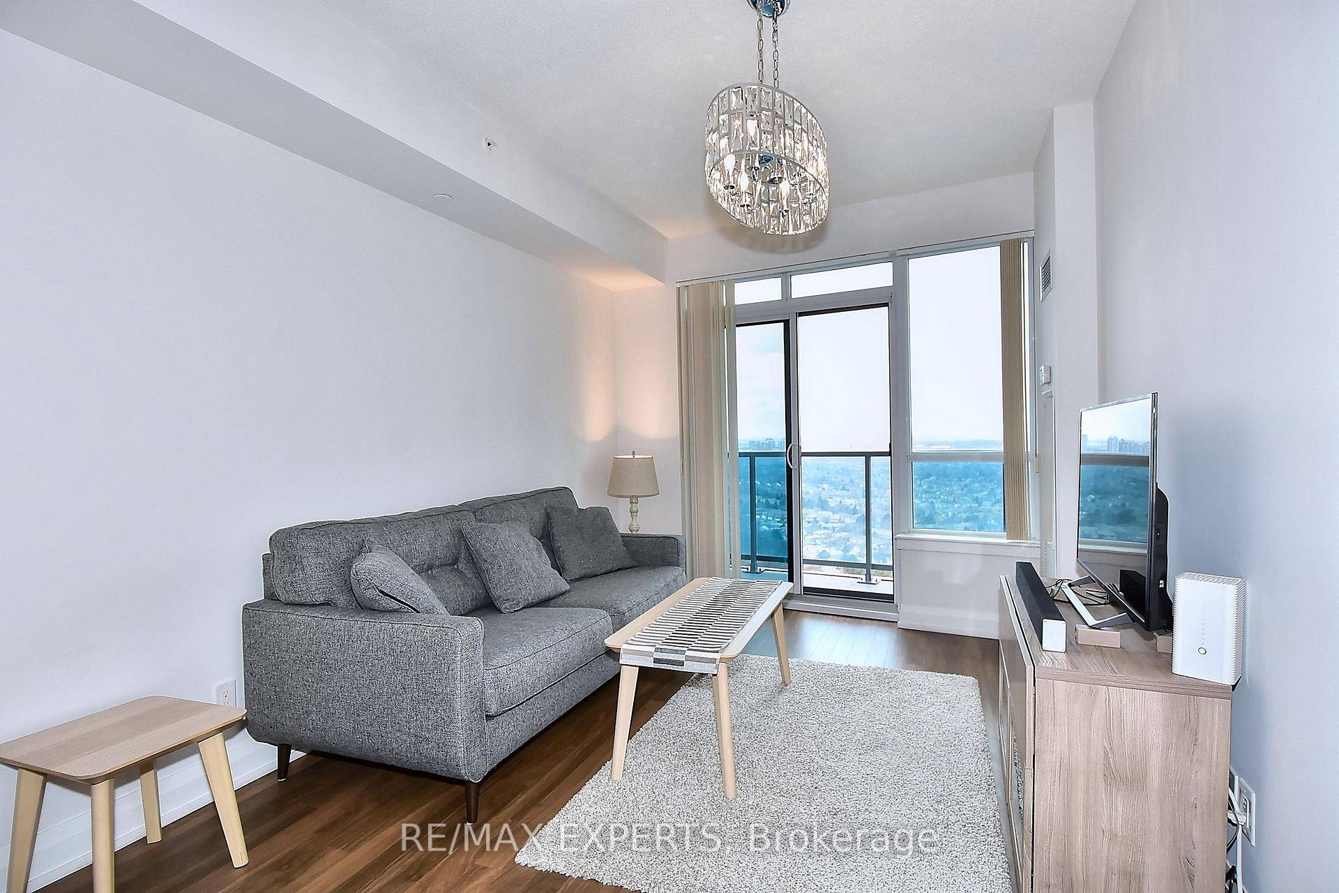 Bright and spacious 1 Den condo featuring a functional 622 sq ft layout, located on the 24th floor.