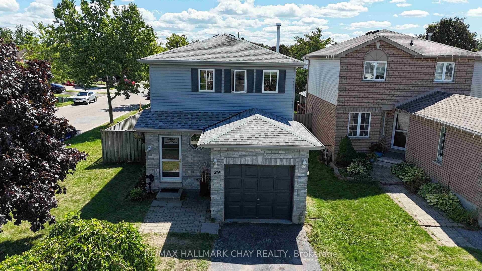 Great 3 bedroom home is situated in family friendly neighbourhood in SW Barrie.