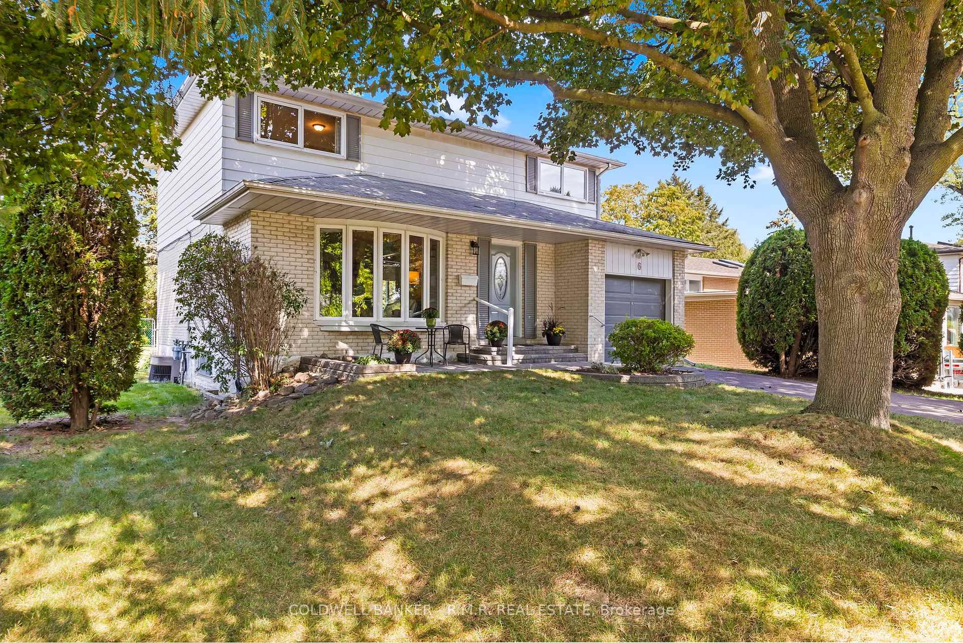 Welcome to 6 Carwin Crescent, this beautiful 2 storey home offers 4 bedrooms and 2 bathrooms.