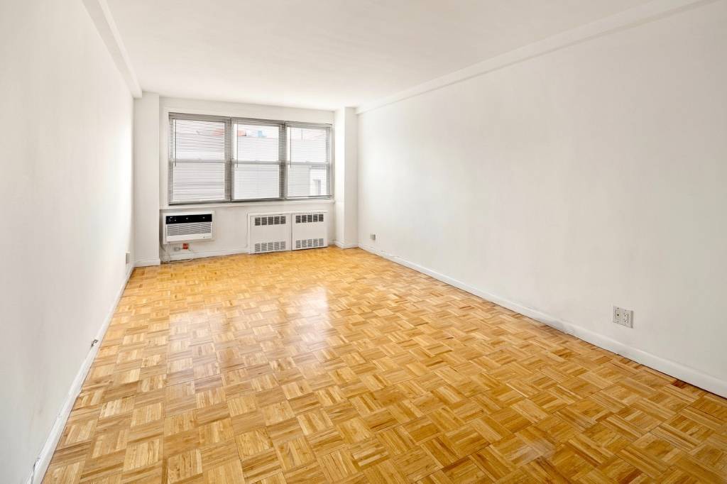 Perfectly situated in the heart of Chinatown, this spacious 1 bedroom offers a flexible layout.