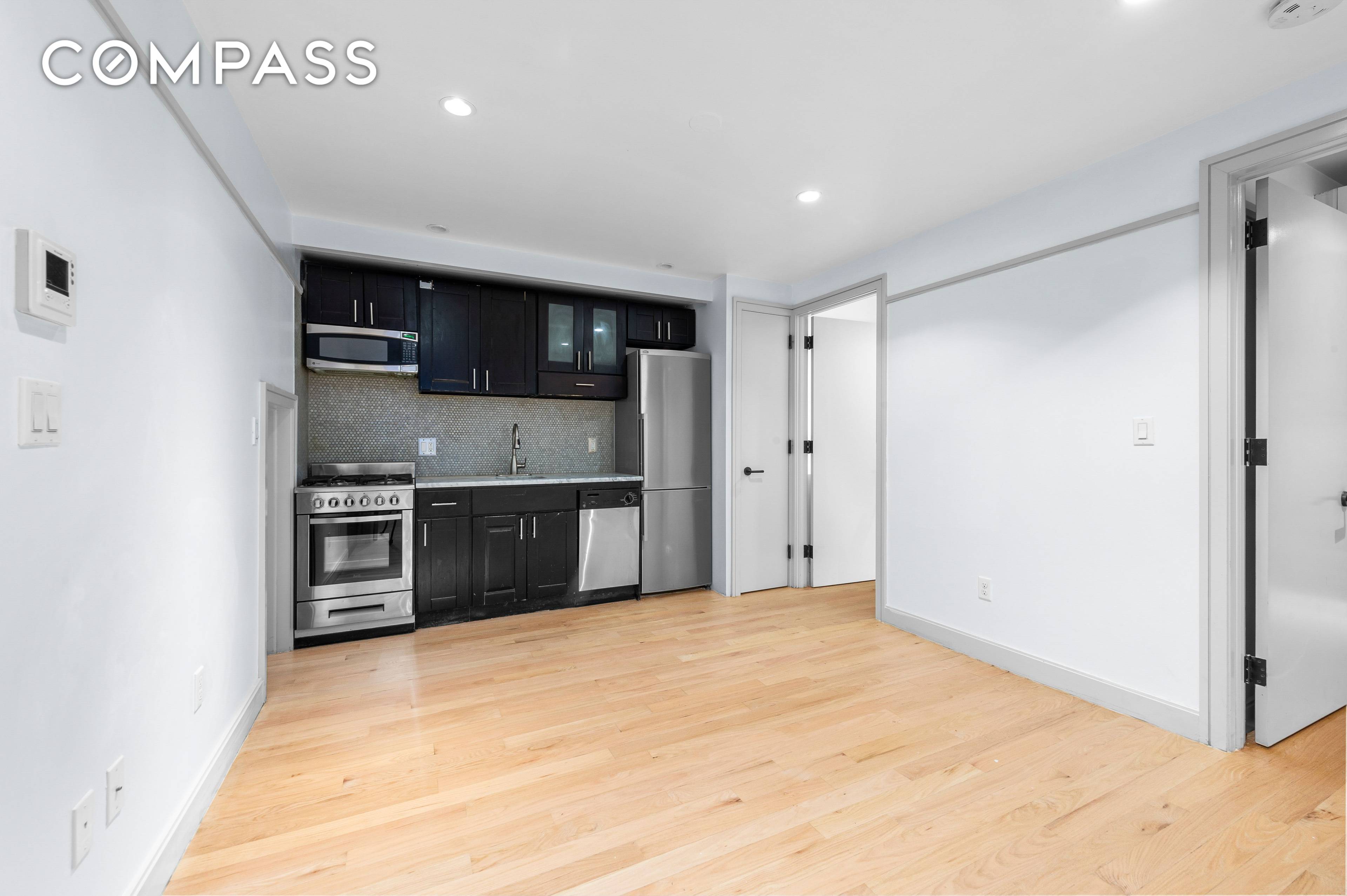 Duplex in the Heart of Hell s Kitchen 5 Spacious Queen sized Bedrooms 3 Full Bathrooms Modern Kitchen with Stainless steel appliances and Granite counter tops Split system AC and ...