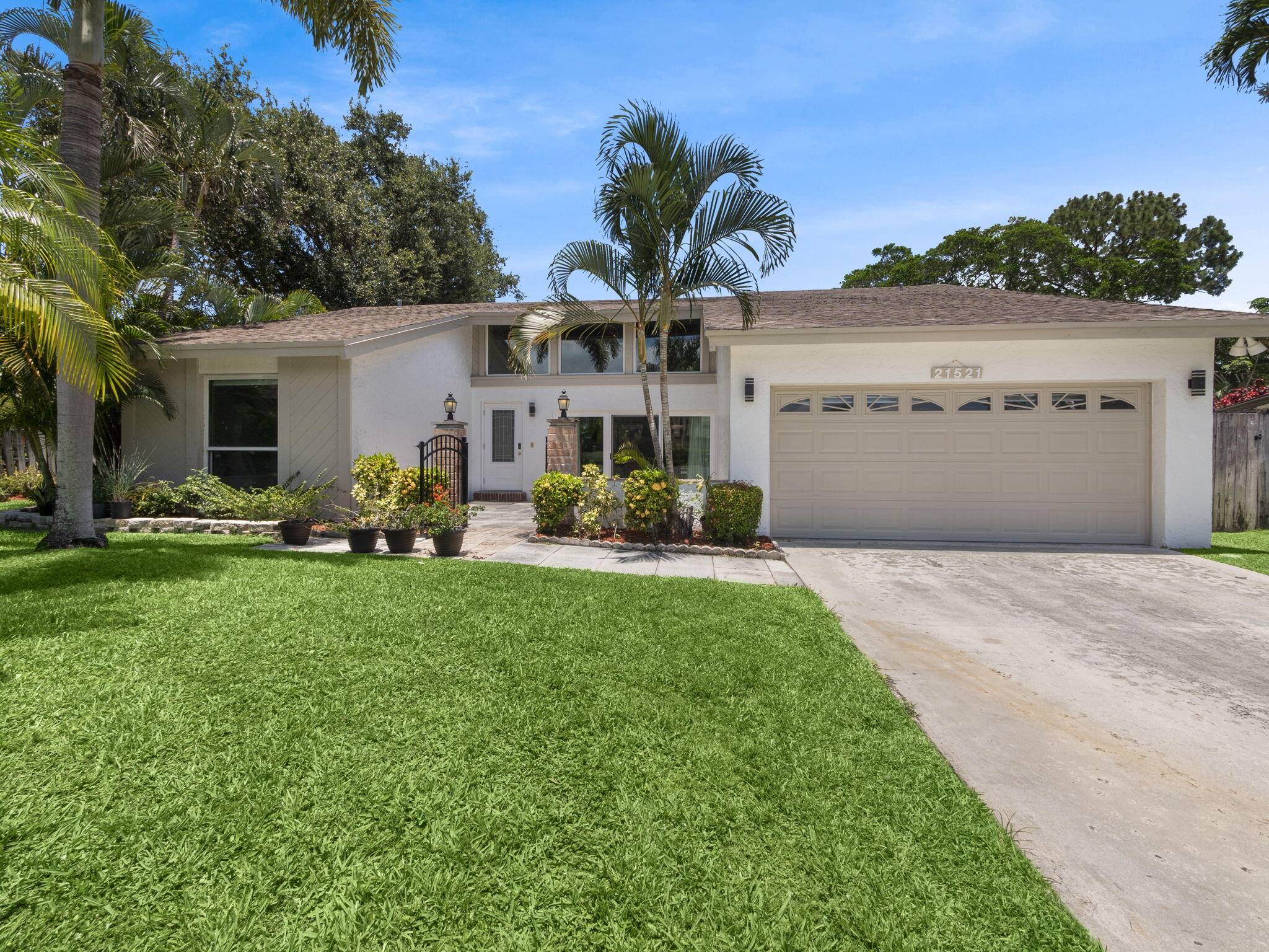 Nestled on a serene cul de sac in the sought after Amberwoods community, this beautiful home offers a bright, open layout with vaulted ceilings and abundant natural light.